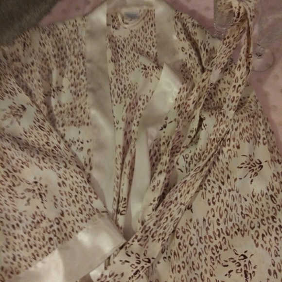 Silky robe - Picture 5 of 7